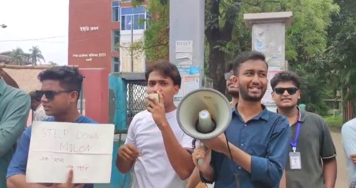 দাবি না মানলে ১৮ জুলাই নওগাঁয় শিক্ষামন্ত্রীকে ঢুকতে না দেওয়ার হুশিয়ারি এইচএসসি পরীক্ষার্থীদের